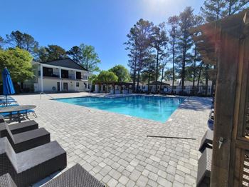 Swimming Pool And Sundeck at Vinings RiverVue Apartments, Atlanta